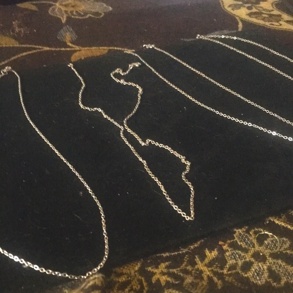 5 total Silver Necklaces - Picture 3 of 3